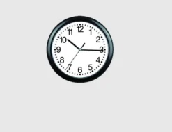 Wanduhr schwarz/ weißes Ziffernblatt